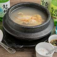 たっぷり野菜をおいしく楽しめるヘルシーなメニューや、参鶏湯（サムゲタン）・焼肉など、シェアして楽しめるメニューも多く、女性向けのドリンクメニューも充実。女子会にも気兼ねなく利用できます。