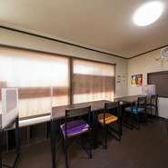 店内テーブル席は16～18名まで利用可。お1人さまからデートなど少人数から、グループ利用も最適。辛さを調節できる料理やマイルドなメニューも多いことから、家族連れの姿も多く見受けられます。