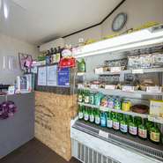 “オモニの味”を自宅で楽しめる、テイクアウトメニューや店頭販売商品もあり。テイクアウトは手作りのため、来店前の予約がオススメです。スムーズに受け取りたい場合は、予約時に受け取り時間等のご相談を。