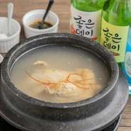 具材を包んだ鶏肉をスープで煮込む代表的な薬膳料理。長時間煮込まれた鶏肉はハサミを使わずとも、おたまだけでホロリと崩れるような柔らかさ。心から温めてくれる参鶏湯は、寒い時期にもオススメのメニューです。