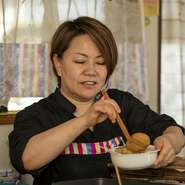 母（オモニ）の家に戻ってきたような、安心感と居心地のよさもお店づくりの大切なテーマ。“ただいま”と足を運べるような、アットホームさを意識しています。