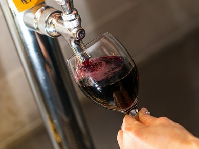 「生ランブルスコ」や自社輸入の希少な美酒も楽しめる