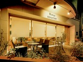 ペットを連れて食事ができる、テラス席を設置