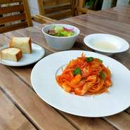 パスタは2種類からおえらびください
サラダ、季節のスープ、自家製フォカッチャ付


※土曜日・祝日はアラカルトメニューにてご用意しております