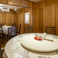 回転式テーブル席と通常のテーブル席、2タイプの個室を完備。回転テーブルのある個室は、接待、会食、家族の誕生祝いや長寿の祝いにオススメです。間仕切りがあり、人数に合わせて利用できます。