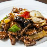 牛肉は、やわらかい部位を使用。黒胡椒の香りが鼻先を刺激します。具材は玉ねぎ、ピーマン、赤と黄色のパプリカ、タケノコと具沢山。ボリュームがありますが、しつこくなく、お酒のつまみとしても人気です。