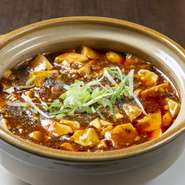 日本人の味覚に合うようにしつつ、本場中国の味に近い仕上がり。ベーシックなものよりも辛いですが、好みに合わせて辛さの調節も可能です。ディナータイムにはシェアして食べるのもオススメ。