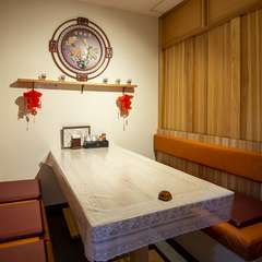 家族でゆっくりくつろげるベンチシートのテーブル席