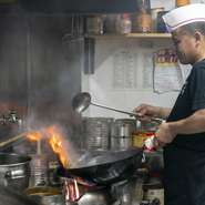 「お客様を笑顔でお迎えするようにしています」と語る陳氏。本場中国で鍛えた腕を振るってつくる本格的な中華料理と、リラックスして過ごせる異国情緒漂う空間でもてなしてくれます。