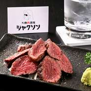 華やかな香りを添えた人気メニュー『牛ハラミ焼き山椒』