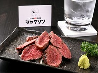 内臓系ながらも、クセがなくジューシーな味わい。幅広い層に人気のハラミ（横隔膜）を、塩のみでシンプルに焼き上げ、山椒の香りを添えた逸品。生わさびの爽やかなアクセントを加えてみるのもオススメです。