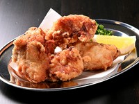 自家製塩ダレでじっくりと漬け込んだ、国産鶏むね肉の唐揚げ。オリジナルブレンドの香ばしい衣を纏ったお肉は、しっかりとした旨みと柔らかくジューシーな仕上がりに。お酒との相性も抜群な“至高”のひと品です。