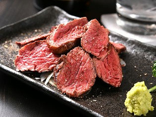 華やかな香りを添えた人気メニュー『牛ハラミ焼き山椒』