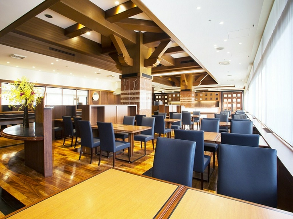 広々としたホテルダイニングで過ごす寛ぎのひと時