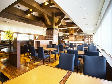 広々としたホテルダイニングで過ごす寛ぎのひと時