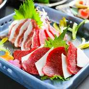 熊本阿蘇の馬刺し、部位8種を食べ比べ！圧巻の美味しさ、希少部位の大トロやカイノミを堪能。オーダー率99％です