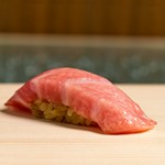 旬の食材を使用した、こだわりの握りと逸品料理をご提供いたします。