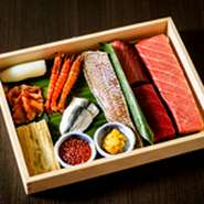 鮨みや川でご提供するネタは毎日北海道から空輸しております。大将が現地に出向き、目利きをした卸様から直接買い付けることで最高の食材をリーズナブルにお召し上がりいただけます。