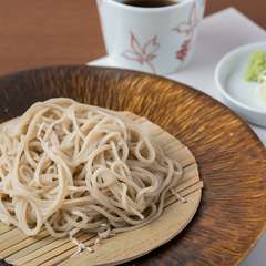 丹精込めて日々仕込む、つゆまで自家製の『手打ち蕎麦』