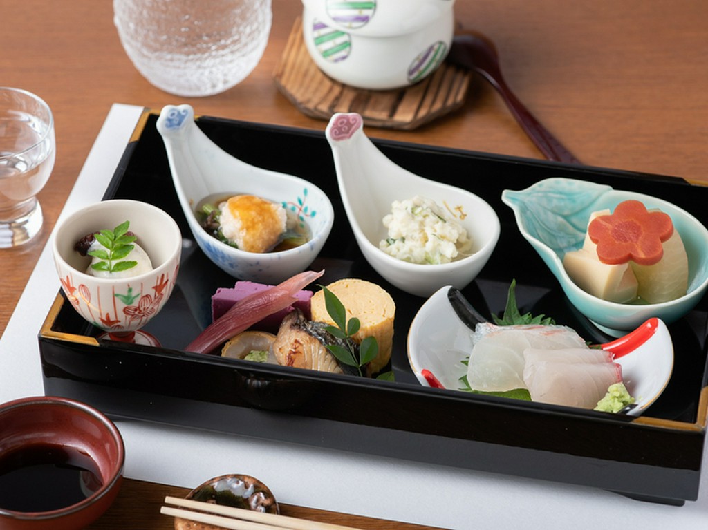 少し贅沢したいときにオススメ。季節の味や手打ち蕎麦などが味わえる『おまかせ遊膳（藤）』