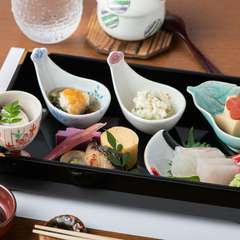 少し贅沢したいときにオススメ。季節の味や手打ち蕎麦などが味わえる『おまかせ遊膳（藤）』