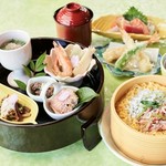 天ぷらやお刺身など、その時一番美味しい旬の食材をご堪能いただける特別やわらぎ弁当です♪