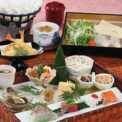 魚しゃぶ小鍋や旬の造り盛がついたコースです。　※写真はコースイメージです

飲み放題付：5,000円(税込)