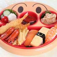 熟練の寿司職人が心を込めて握る「上にぎり」がベースの御膳膳料理。定番の上ネタから旬の鮮魚までを盛り合わせた上にぎりと天ぷら、茶碗蒸し、赤だしを楽しめます。