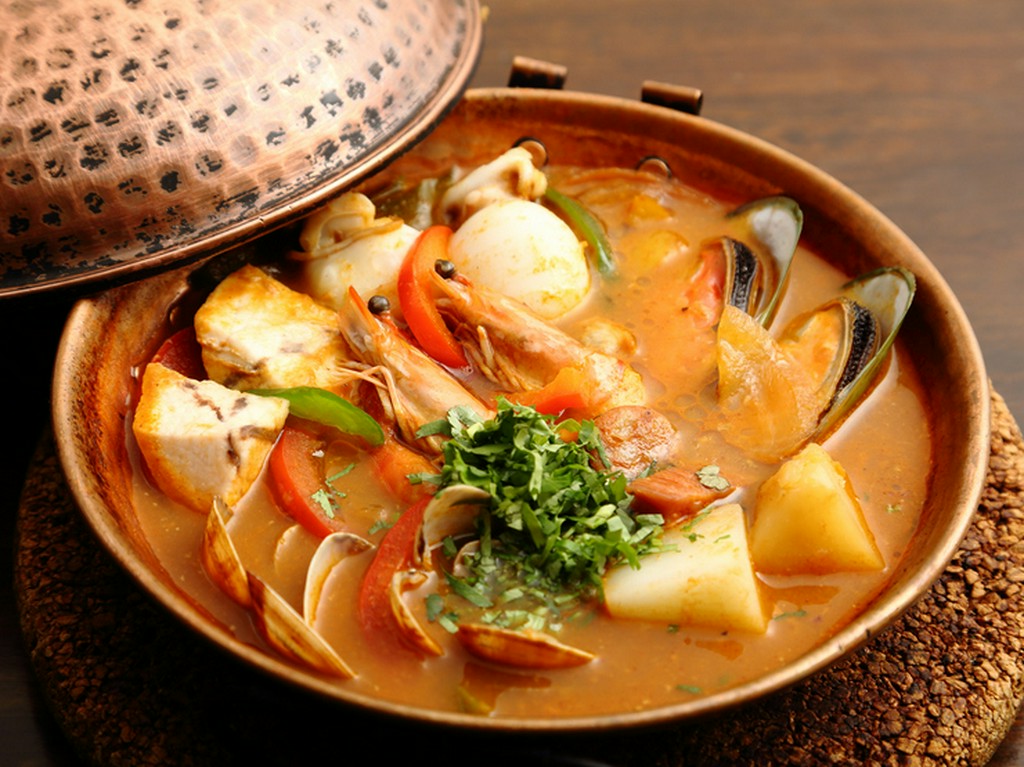 魚介の旨みたっぷりな【マヌエル】の名物料理『海の幸のカタプラーナ』