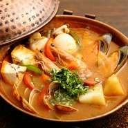 エビ、アサリ、イカなど、魚介の旨みがギュッとつまったエビベースのスープでつくるポルトガルのお鍋。濃厚な味わいがたまりません。残ったスープでつくる雑炊も絶品です。
※オーダー2名様より。2,800円～