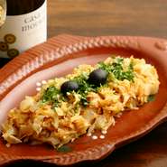 ポルトガルでは定番の干し鱈とフライドポテトを半熟玉子でとじたポルトガルの代表的な料理。干し鱈の塩味が効いた濃いめの味わいで、お酒のつまみにオススメです。