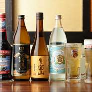 鉄板料理にあうアルコールメニューが種類豊富に取り揃えられています。特に【鉄焼　七六】でおすすめなのは、レトロな全国の地酒。日本酒の奥深さを堪能できる地酒が用意されています。ぜひ必飲！