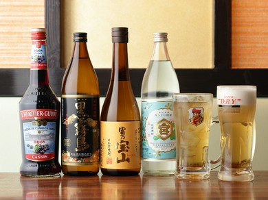 種類豊富なアルコールメニュー。レトロな全国の地酒は必飲！