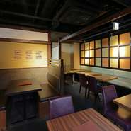 店内は、カウンター席のほか、2～20名まで利用可能なテーブル席があります。飲み放題付きのコースも豊富に用意されているので、歓送迎会や忘新年会などの各種宴会におすすめ。30名から貸切も可能です。