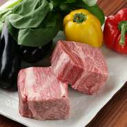 料理長の目利きで仕入れた、A4ランク以上の黒毛和牛を熟練の腕で焼きあげる逸品。お肉の甘味、ほどけるような柔らかさ、霜降り牛の肉汁とその旨味を是非堪能あれ。