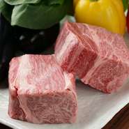 国産A4ランクの和牛が大きめのカットで提供される一皿。ガッツリ食べたい方やみんなでシェアするのにもおすすめです。料理長が焼き加減を見極め、最高の状態で届けてくれます。