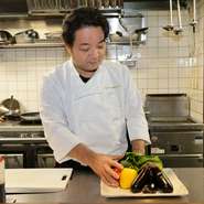 おいしい料理の提供はもちろん、訪れたゲストが肩肘張らずリラックスして食事ができる空間づくりをしている成川氏。常にゲストの表情に気を配り、気持ち良く過ごしてもらえるよう配慮しています。