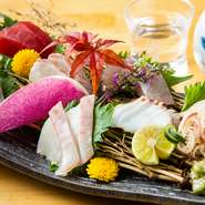 気軽に旬を満喫できる和食ダイニング。青森の漁師より直送される鮮魚をはじめ、季節の恵みを魅力を丁寧に引き出した和の逸品を、肩肘張らせぬ空間で楽しめるお店です。