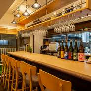 リラックスしてお酒を楽しめる、アットホームさを大切にしているお店。店内も開放的で敷居の高さを感じさせません。仕事帰りにふらりと足を運ぶのにもピッタリなお店です。