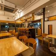 店内は全22席。少人数でのちょっとした飲み会はもちろん、貸し切りにも対応可能なため、季節の節目の宴会など、多くの場面に活躍してくれそうです。