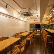 開放的な大きな窓と明るく自然な色使いの店内は、女子会や女性のお1人さまにもうってつけ。女性が気軽に足を運べる、カジュアルな雰囲気づくりを大切にしています。