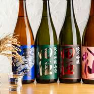 日本酒は店主の地元である青森を中心に全国各地からセレクト。限定酒も積極的に取り揃えており、なかには都内ではあまり出合えない貴重な一本も。焼酎や果実酒も店主自ら厳選。自分に合った一杯を探してみませんか。