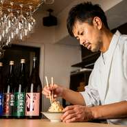 ゲストにとっての喜びを常に考え、心地よい距離感のもてなしと肩肘張らせない空間づくりを意識。お店で食事をすること、外食の喜びを味わえる場所でありたいと、有馬氏は話します。