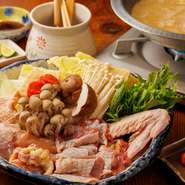 大和肉鶏は奈良県で育てている地鶏で、 肉の状態が常に綺麗な鶏肉です。脂肪が少なく弾力があり、肉汁が豊富に含まれとってもジューシー。地鶏本来の味わいを、鍋料理でスープまで存分に堪能できます。 
