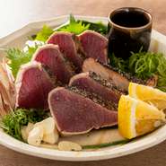 土佐料理の定番、カツオの焼切り(塩ゆずタタキ)は、焼きたての香ばしさ、焼き切りだからこその芳醇な旨みが口いっぱいに広がりますよ。