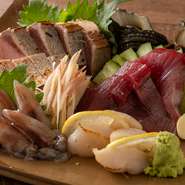 その日市場で仕入の新鮮な魚からメニューを組立てるため、おまかせ料理をおすすめさせていただいております。
　お席に余裕がある場合は、コース内の単品(刺身盛合せや焼切り等)と日本酒でもお楽しみいただけます。