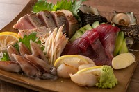 その日市場で仕入の新鮮な魚からメニューを組立てるため、おまかせ料理をおすすめさせていただいております。
　お席に余裕がある場合は、コース内の単品(刺身盛合せや焼切り等)と日本酒でもお楽しみいただけます。