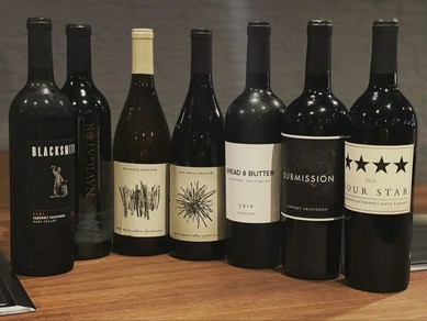 オーナーがセレクトする、70種ほどの山梨県産＆海外のワイン