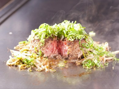 肉本来の旨みと濃厚さを感じられる『黒毛和牛100％レアハンバーグ』