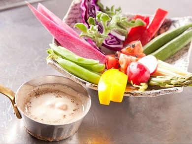 みずみずしい旬菜と濃厚ソースのハーモニーを堪能『バーニャカウダ（アンチョビソース）』